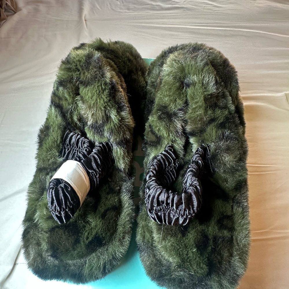 Array Olive Faux Fur Slippers, Size 8 NWB - Picture 2 of 5